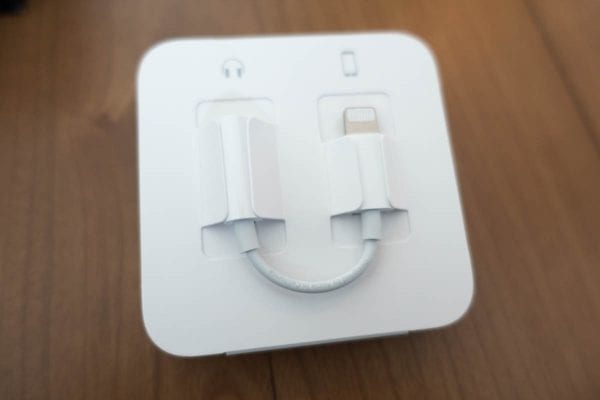 イヤフォンジャックとLightningの変換アダプタが同梱