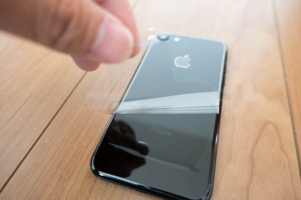 フィルムを剥がす、、、