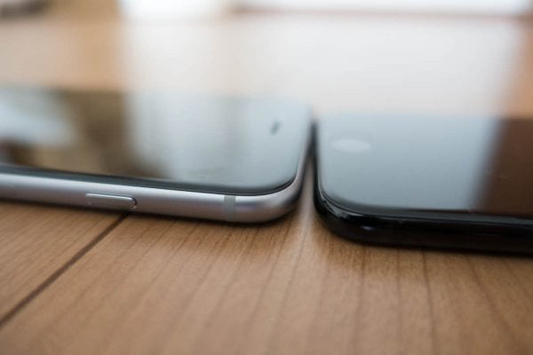 側面の色の違いが、ケースを付けても一番目立つ部分
