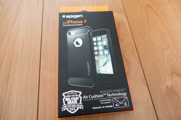 パッケージはSpigen社定番