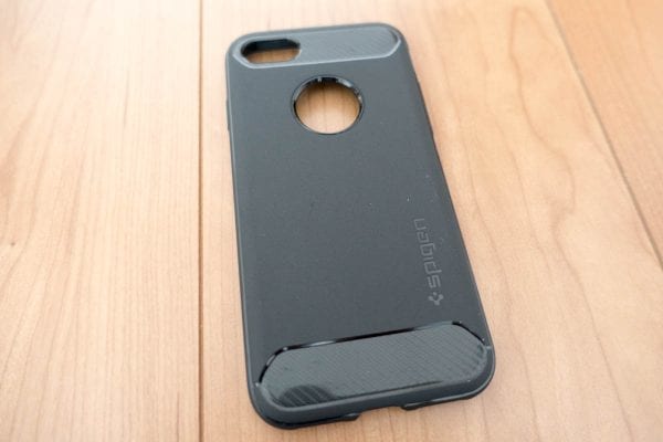 Appleロゴとカメラ部分がくり貫かれる