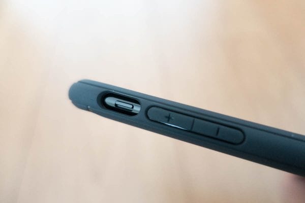 左側面はミュートスイッチのみくり貫き