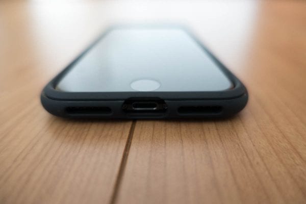 Lightningコネクタは比較的余裕があるため、純正ケーブル以外でもほぼ接続可能