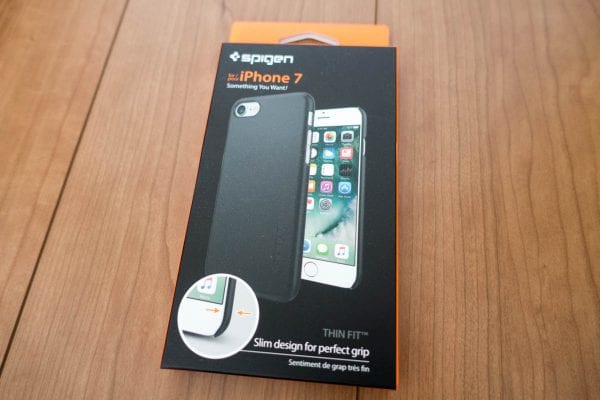 パッケージはSpigen社定番