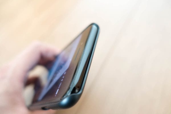 上部はiPhone本体が露出する