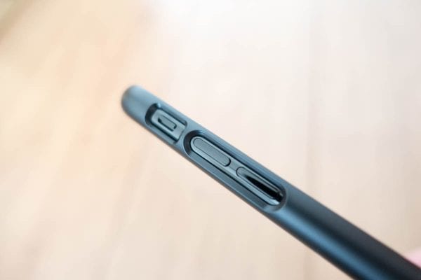 ミュートスイッチ、ボリュームボタンもくり貫きタイプ