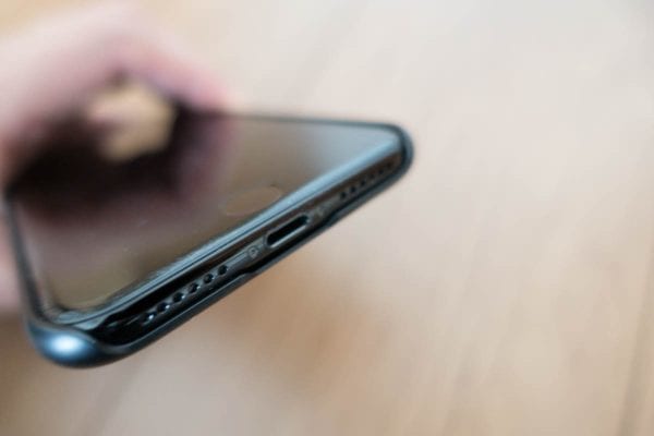 Lightningコネクタ、スピーカー周辺も大きく開いている