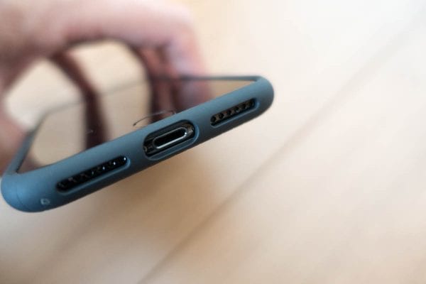 Lightningコネクタ、スピーカー周辺
