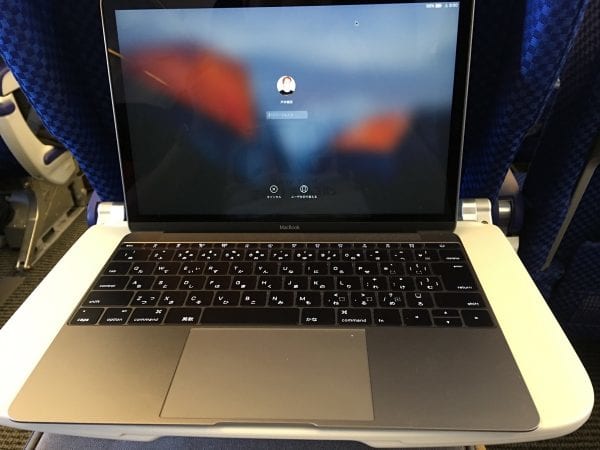 飛行機の狭い机でも余裕がある