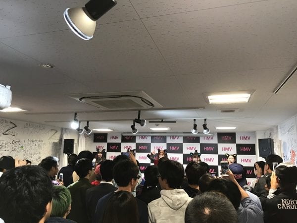 観客は100人程度