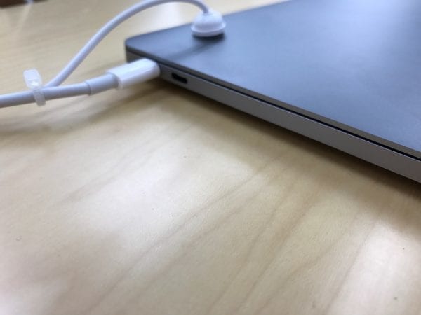 Touch BarとTouch IDなしモデルは2基搭載