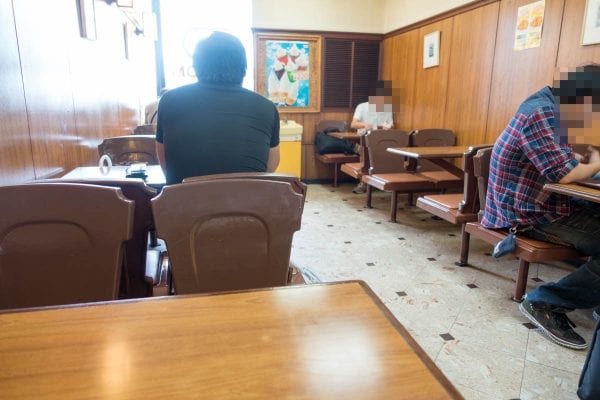 机と椅子がレトロ