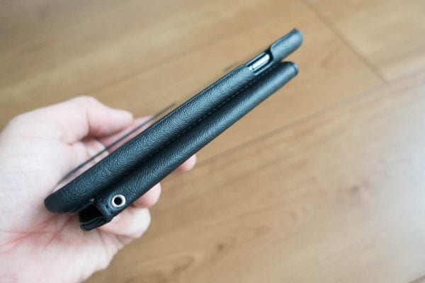 欠点は本体が分厚くなること