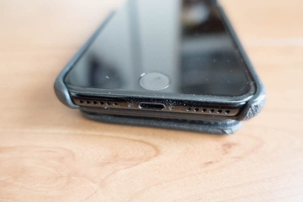 本体下部は大きく開いており、Lightningコネクタとの干渉はない