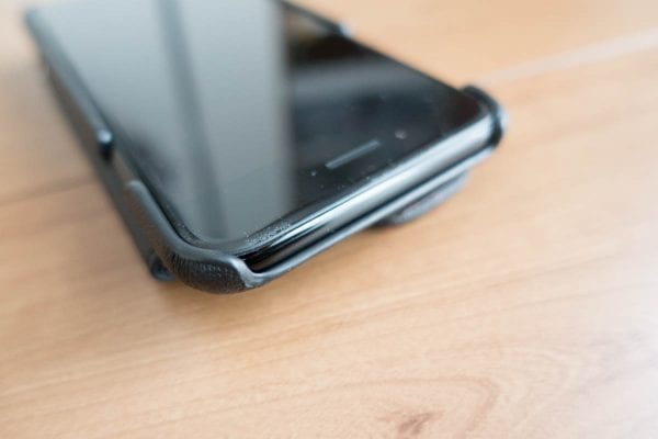 本体上部はケースが保護しない