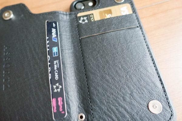 カードは3枚収納出来るが、クレジットカードは厚さ2枚までが限界