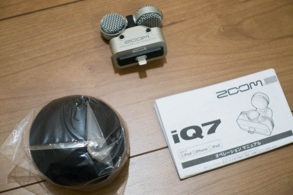 IQ7のマイク本体と、ウィンドスクリーン(スポンジ)とトリセツ