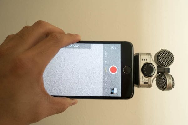 撮影は手持ちだとこんなスタイルになる
