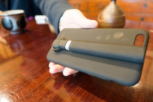 自撮り棒内蔵ケースだが、棒の部分の出っ張りが、、、