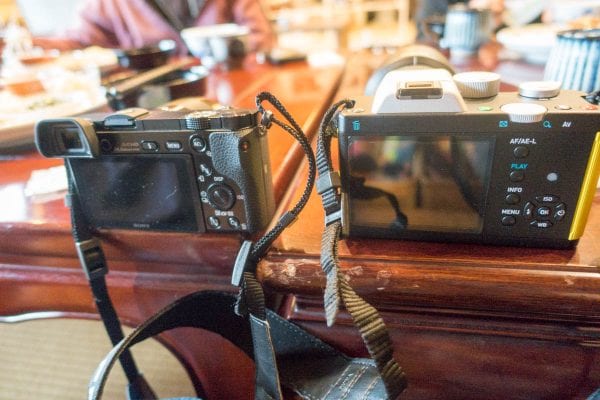 SONYのα6000と比較すると結構でかい(左がα6000、右がK-01)