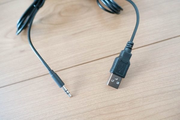 外部向けの端子は、給電用のUSBとステレオミニプラグのみ