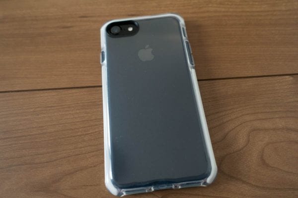 ジェットブラックだと少し微妙な雰囲気だが、透明感のあるケース