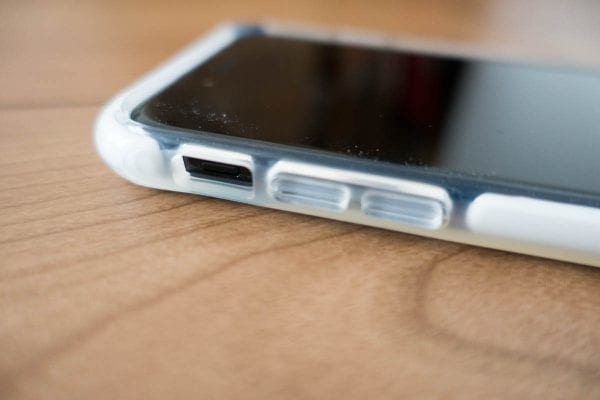 ミュートスイッチは本体側を操作、ボリュームボタンはケースが覆い隠している