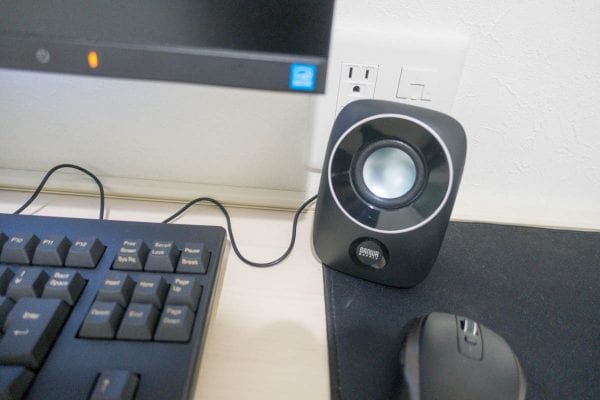 PC用スピーカーとしては使いやすいブラック