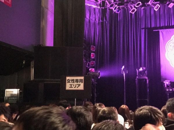 女性専用エリアはステージに向かって左側