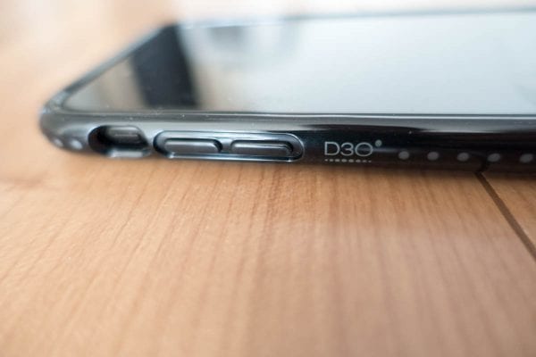 ミュートスイッチ以外はケースがボタンを保護する