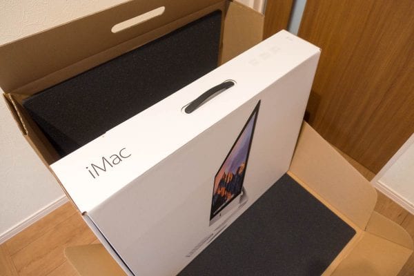 スポンジが入っているなど、形も含めて「専用の段ボール」
