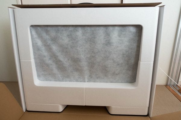 発泡スチロールに囲まれたiMacくん