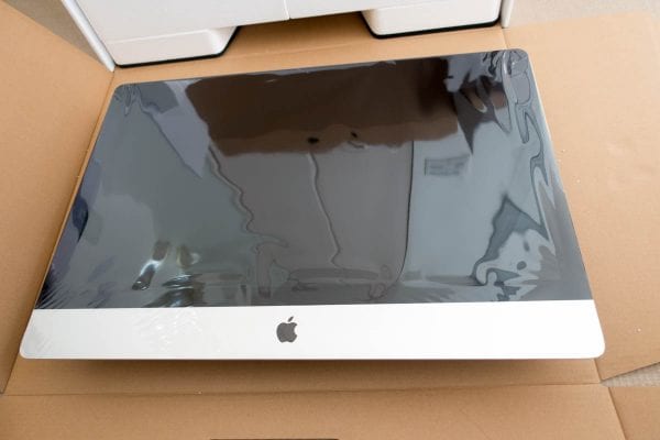 横たわるiMac