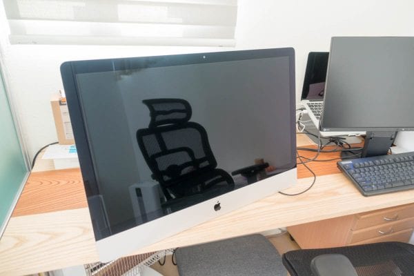 重さに耐えられず机に落ちたiMac