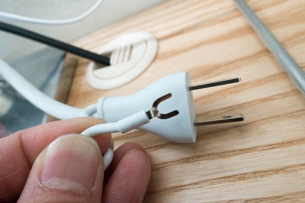 iMacのアース線はプラスドライバーで挟み込むタイプ