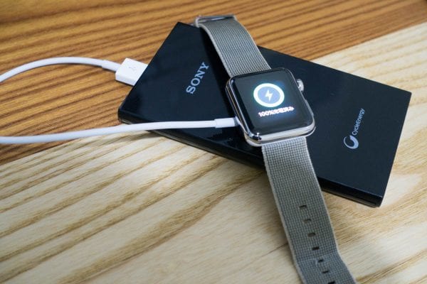 モバイルバッテリー経由で充電中のApple Watch