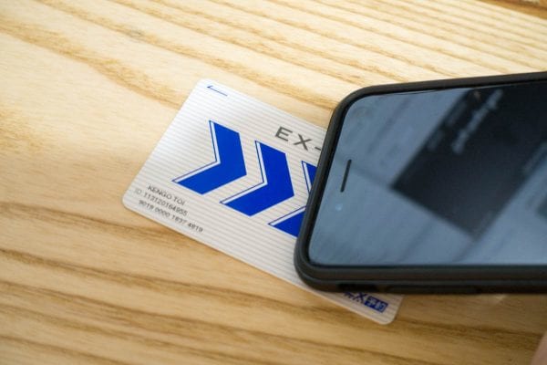 EX-ICカードとiPhone 7を重ねる