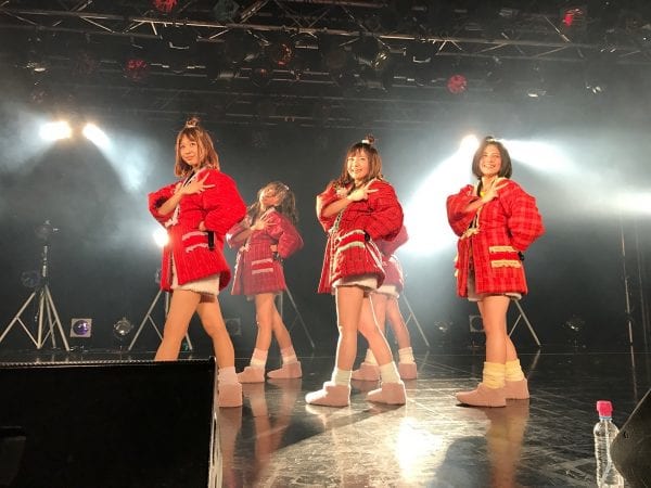 衣装はなんと「半纏(はんてん)」