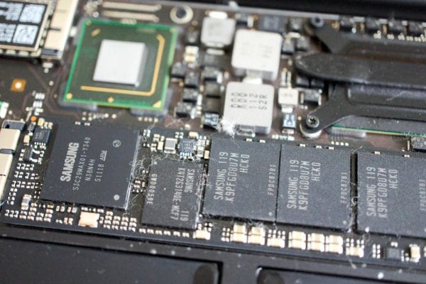 メモリやSSDは基盤に直付け