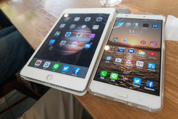 右がZenFone 3 Ultra、左がiPad mini 4