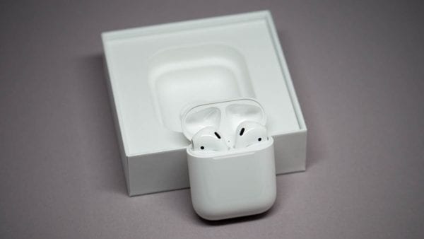 ケースの蓋を開けると、イヤホン本体が登場