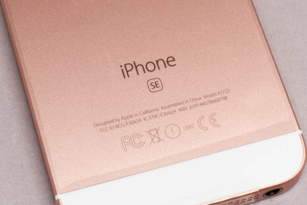 背面には『iPhone SE』の刻印