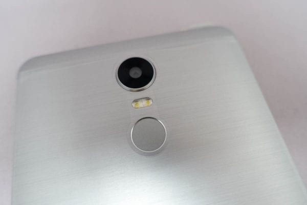 カメラは本体から少し隆起している。カメラの下は指紋認証センサー