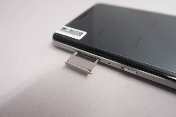 SIMスロットは左側面