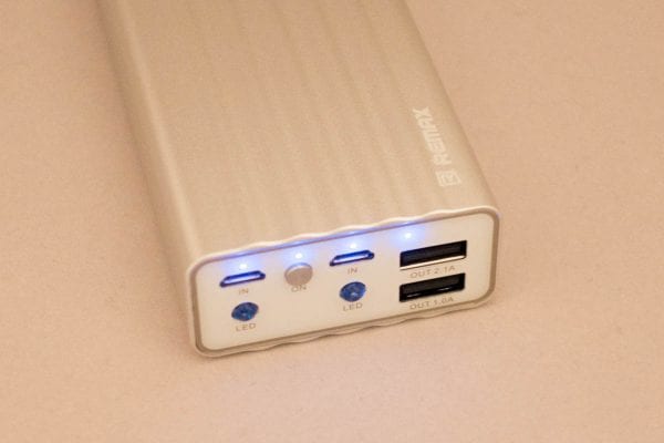 バッテリー残量はLEDの点灯で分かるようになっている