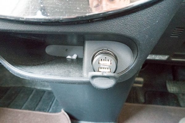 車のシガーソケットに接続後の状態