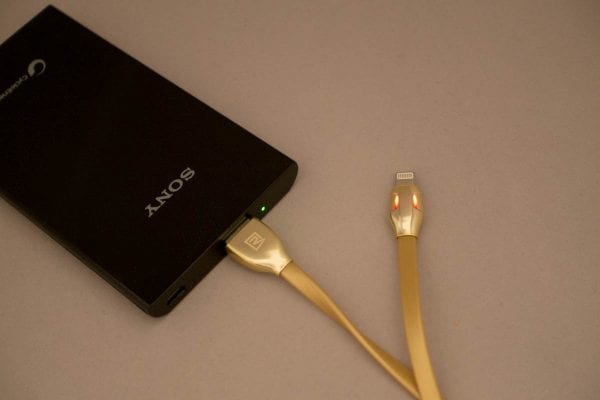 通電状態を示すように赤く光る