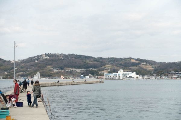 島内では海釣りを楽しむ人が沢山