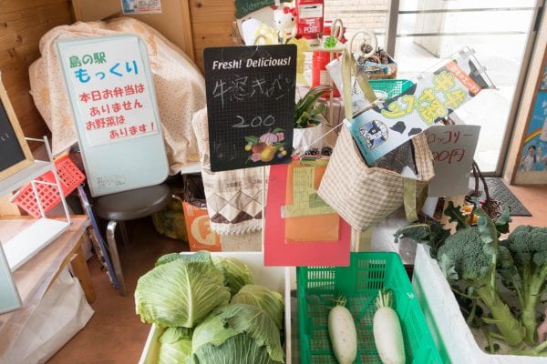 無人販売で野菜が売られていた