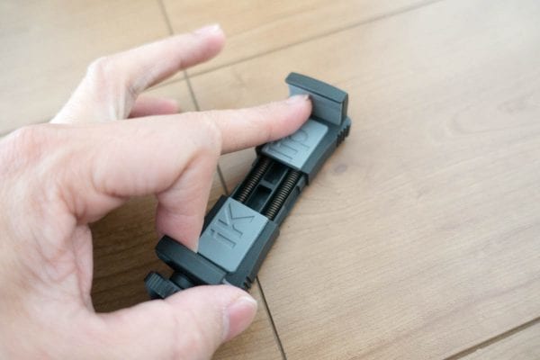 このようにバネで延ばして固定する